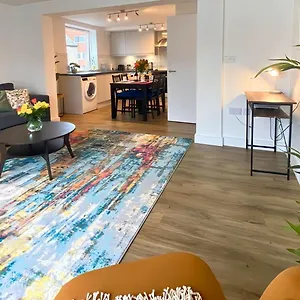 2br & 1br Flats-easy Walk To Centre-parking Apartment